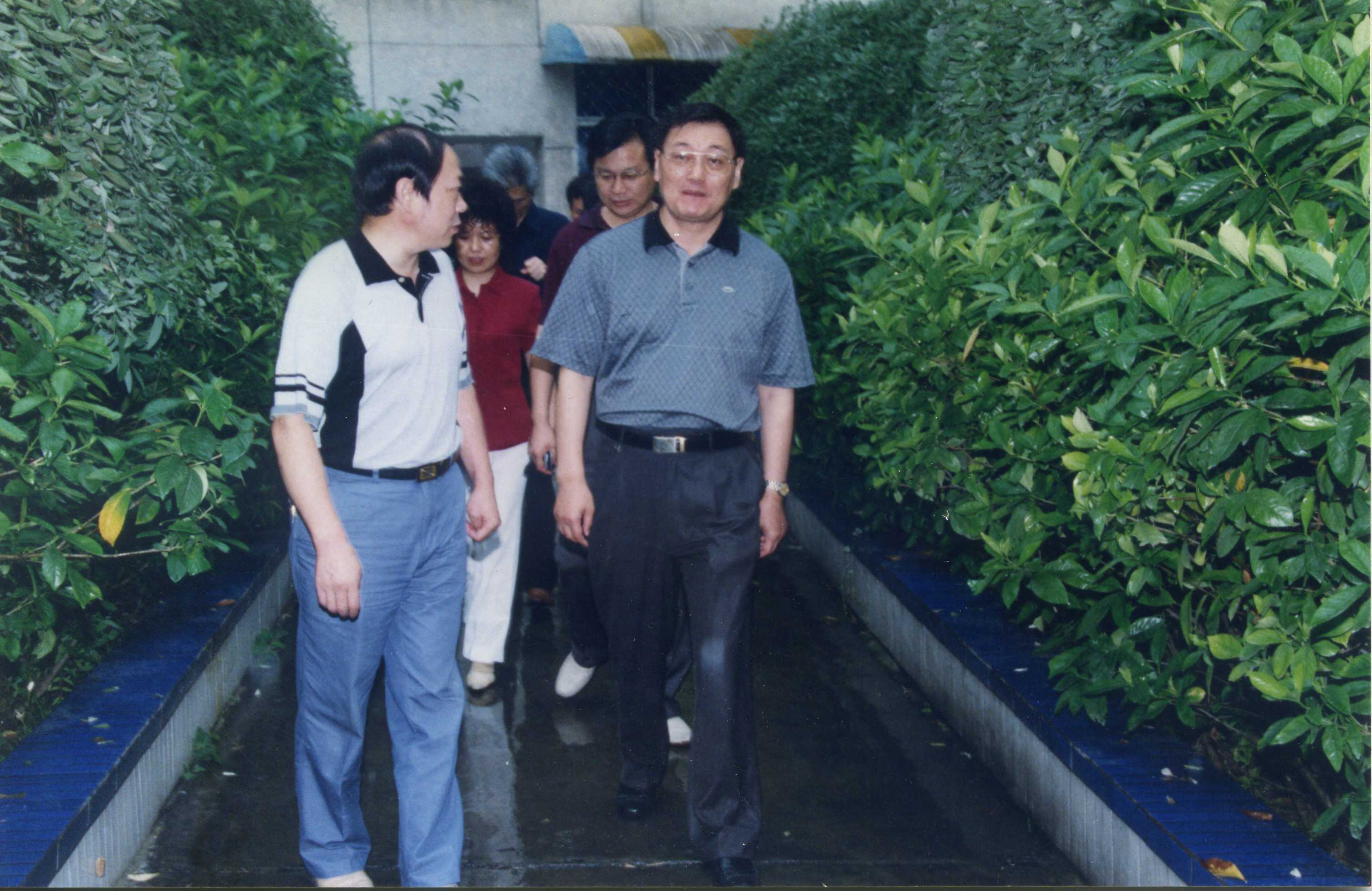 2006年9月,时任省卫生厅厅长朱忠华(右)视察我院.jpg